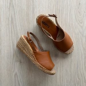 Sandalia miel en cuero con plataforma en yute