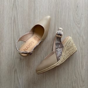 Zapatos puntudos taupe en cuero con yute