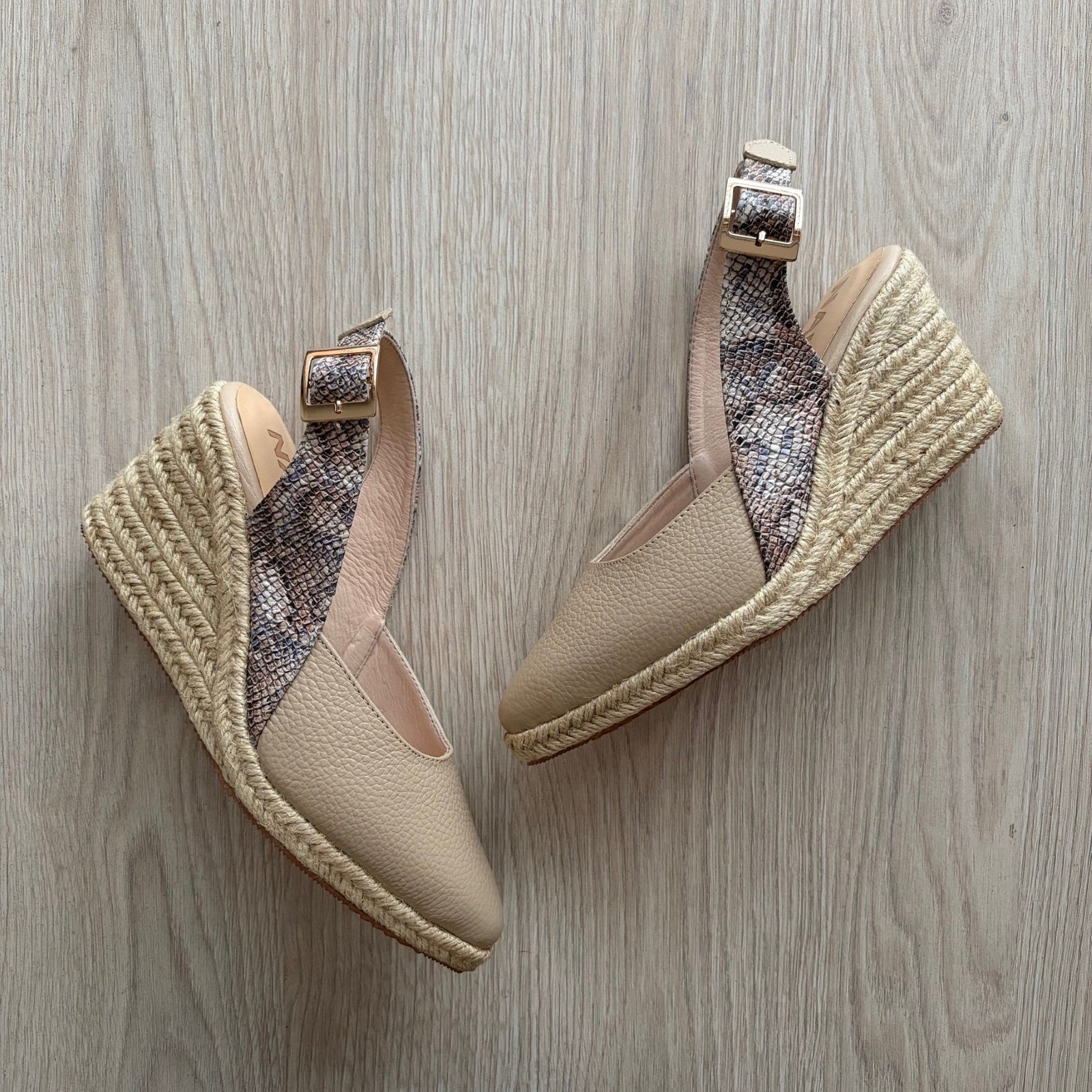 Zapatos puntudos taupe en cuero con yute - Imagen 2