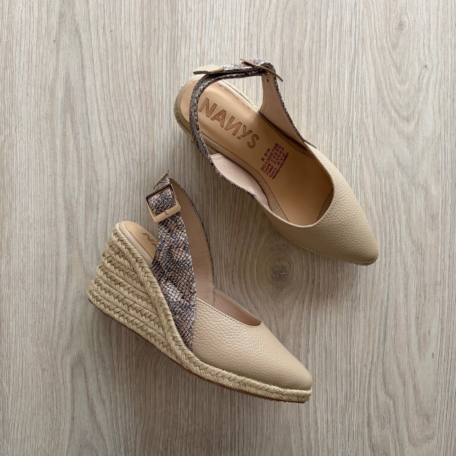 Zapatos puntudos taupe en cuero con yute - Imagen 3