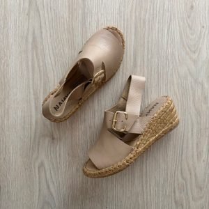 Sandalias taupe en cuero con hebilla y plataforma en yute
