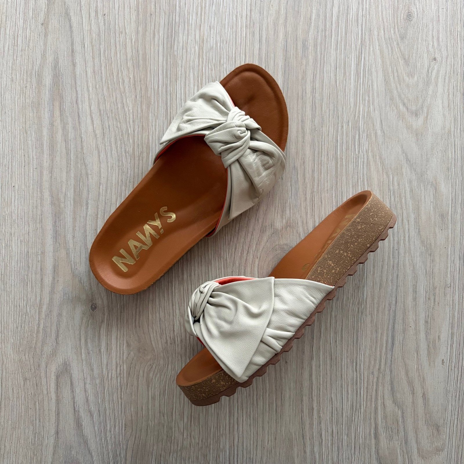 Sandalia talco en cuero con moño