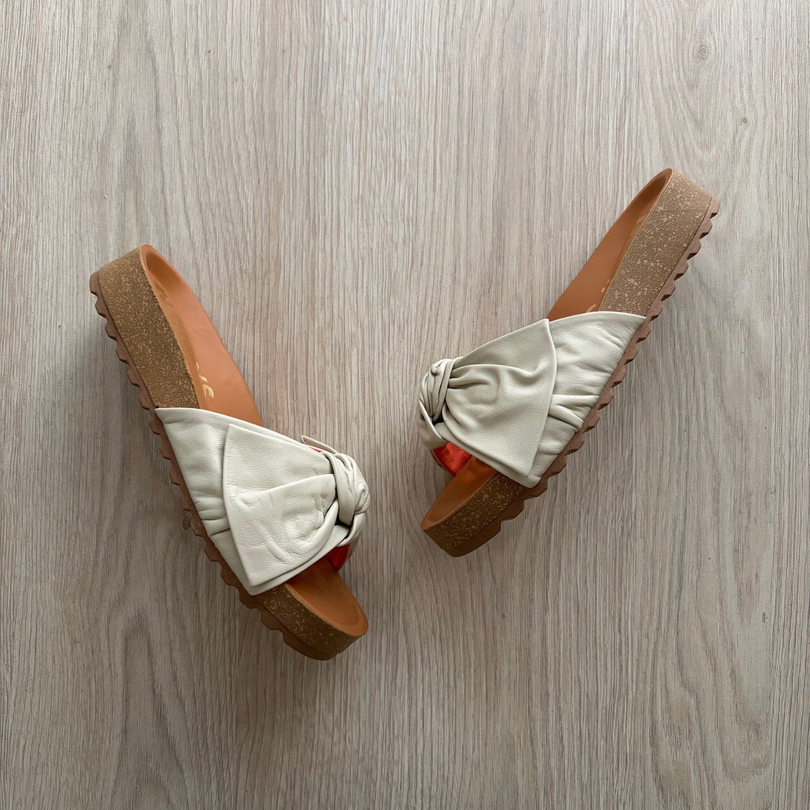 Sandalia talco en cuero con moño - Imagen 2