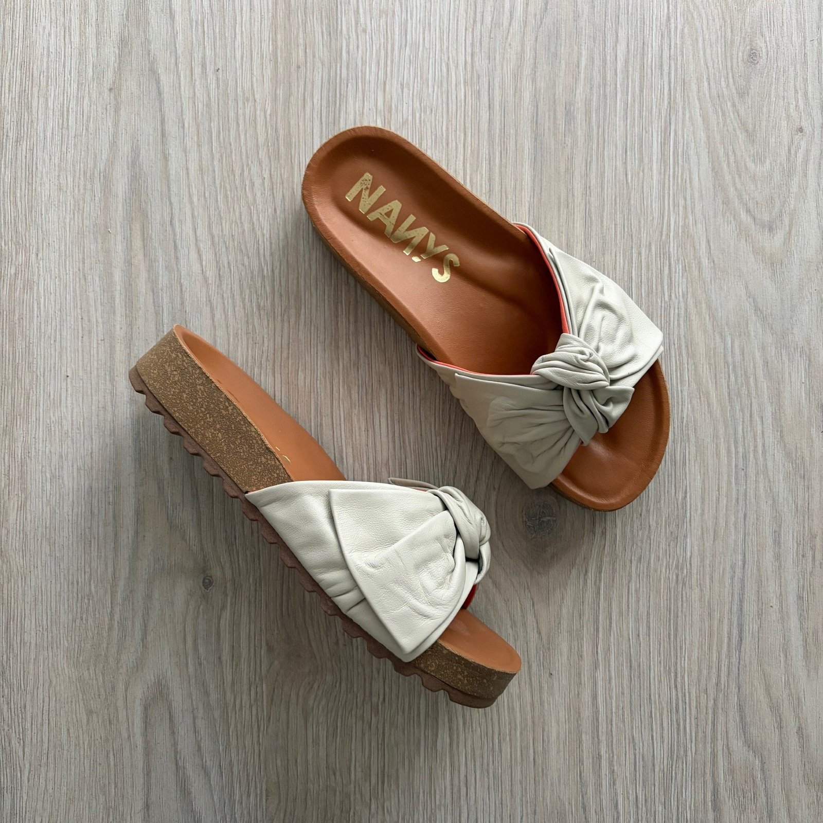 Sandalia talco en cuero con moño - Imagen 3