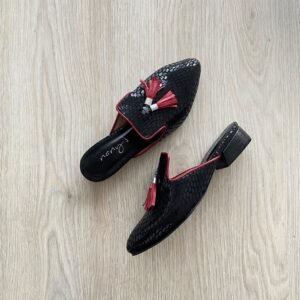 Suecos negros con rojo en cuero