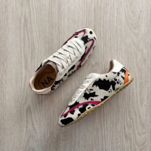 Tenis animal print vaca con fucsia y naranja en cuero