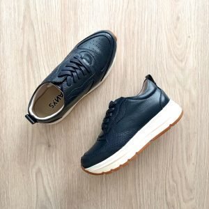 Tenis azules en cuero con suela alta