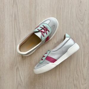Tenis plateados, gris, fucsia y azul en cuero