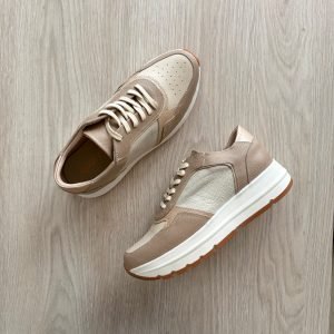 Tenis pardo con talco y dorado en cuero