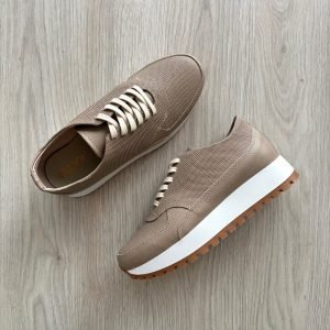 Tenis taupe en cuero con suela alta