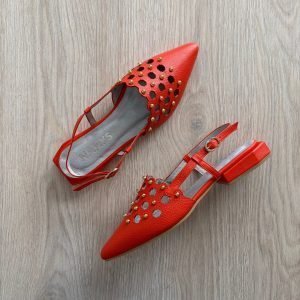 Sueco naranja en cuero con taches dorado