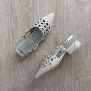 Sueco talco en cuero con taches plateados