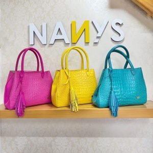 Bolsos de colores en cuero