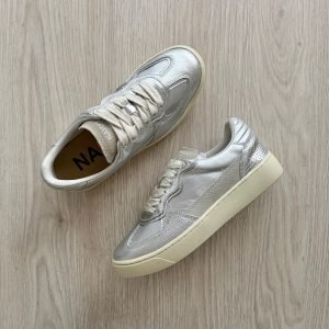 Tenis plateados en cuero con suela biege