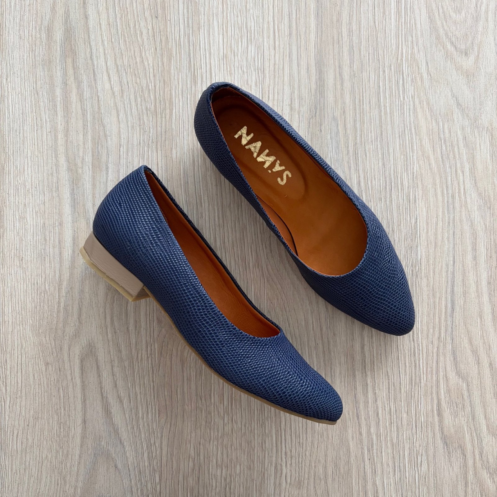 Baletas azul en cuero cerradas - Imagen 3
