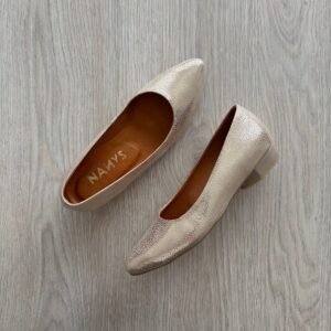 Baletas doradas en cuero cerradas