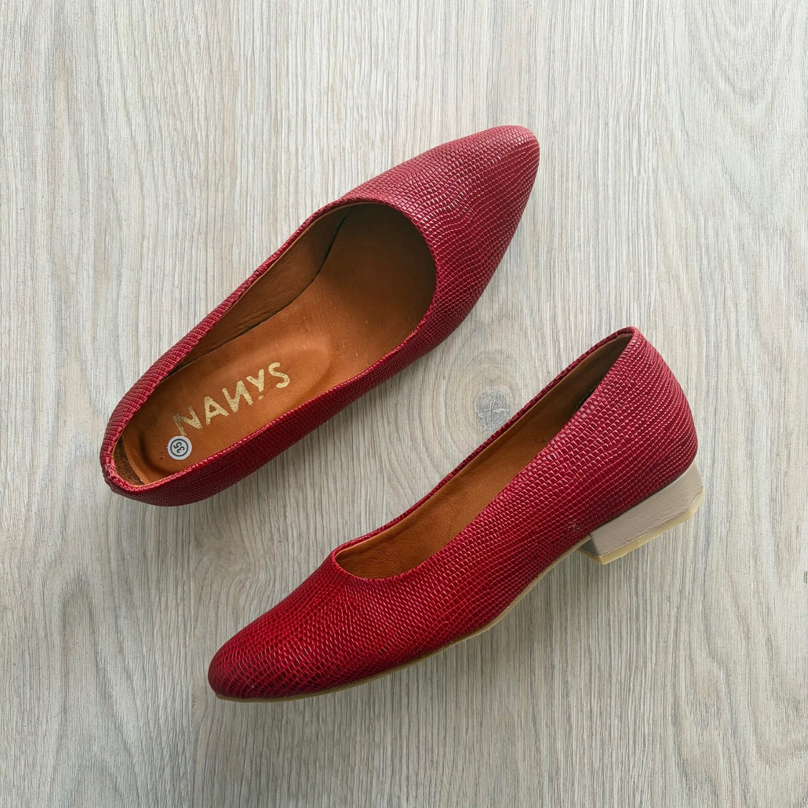 Baletas rojas en cuero cerradas