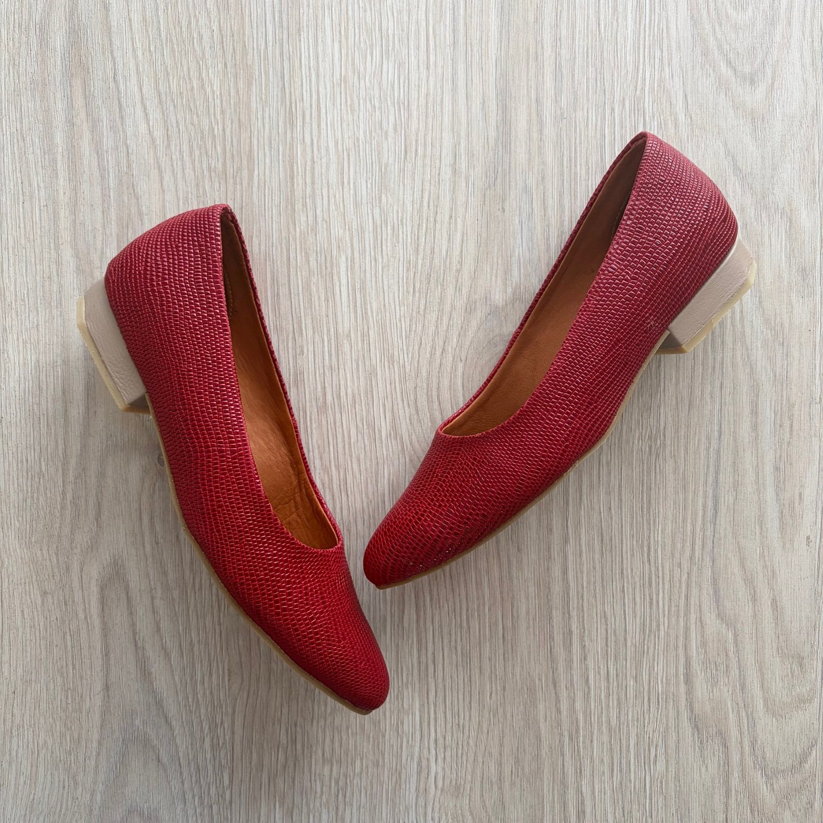 Baletas rojas en cuero cerradas - Imagen 3