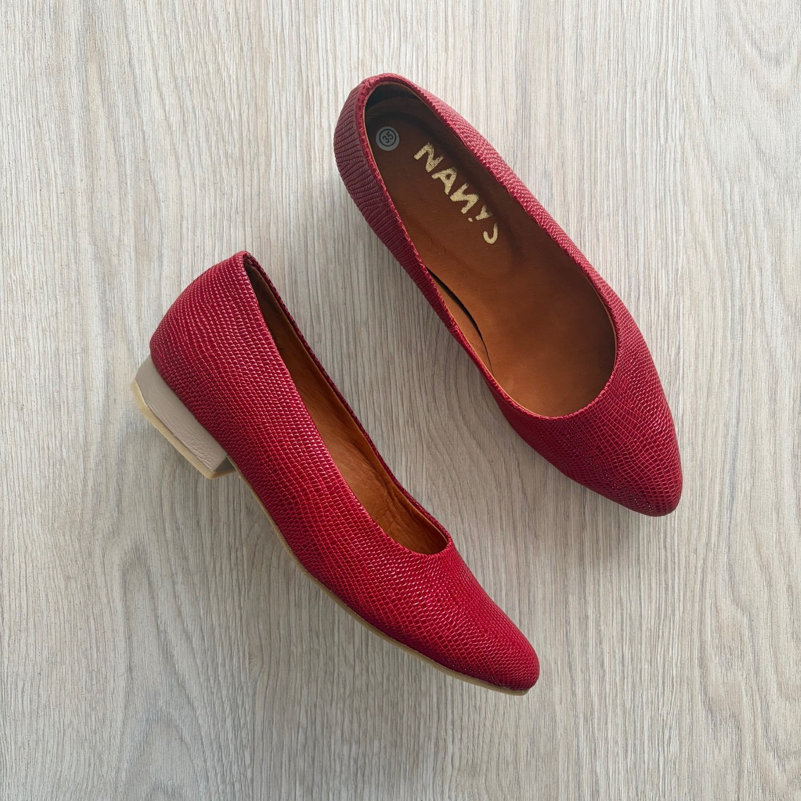 Baletas rojas en cuero cerradas - Imagen 2