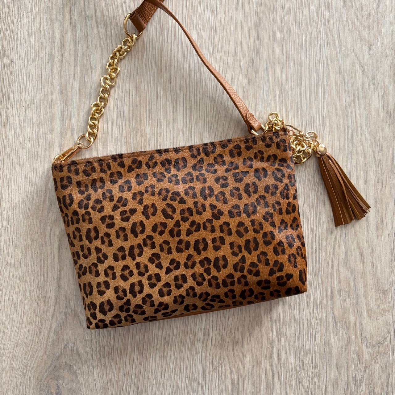 Bolso manos libres animal print miel en cuero peludo