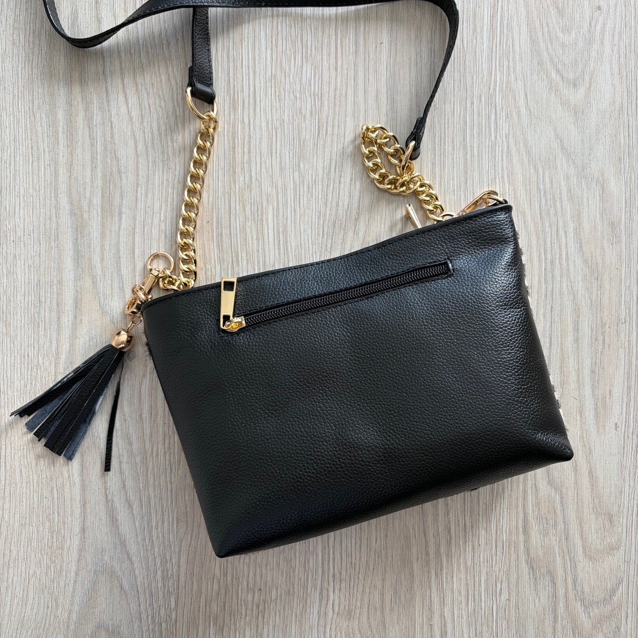 Bolso manos libres animal print con negro en cuero peludo - Imagen 2