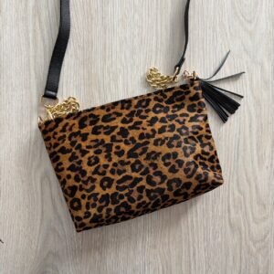 Bolso manos libres animal print con negro en cuero peludo