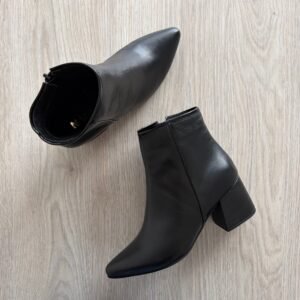 Botines clásicos negros en cuero