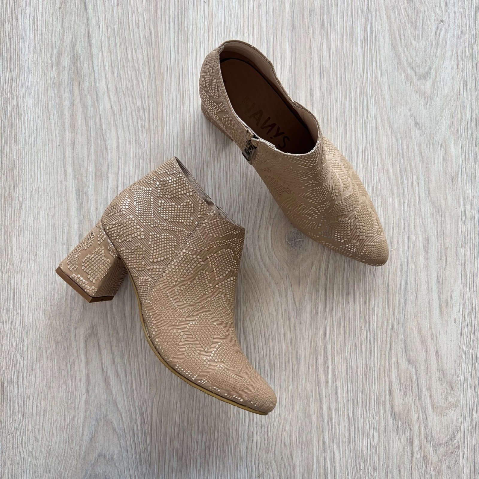 Botines taupe con dorado en cuero - Imagen 2