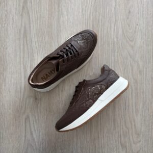 Tenis clásicos café en cuero liso y grabado