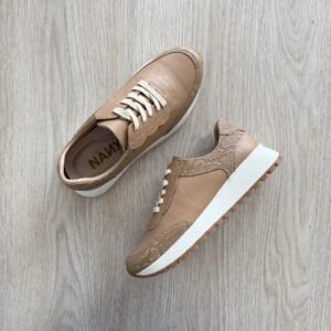 Tenis clásicos capuchino en cuero liso y grabado