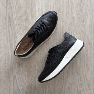 Tenis clásicos negros en cuero liso y grabado