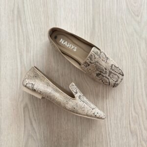 Zapatos beige en cuero tipo folia con punta cuadrada