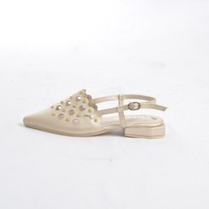 Baletas doradas en cuero con perforaciones y taches