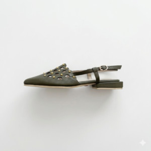 Baletas verdes en cuero con perforaciones y taches