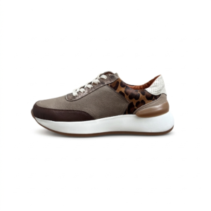 Tenis cafe con animal print en cuero