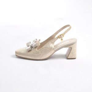 Zapatos dorados en cuero tipo folia con aplique en taupe