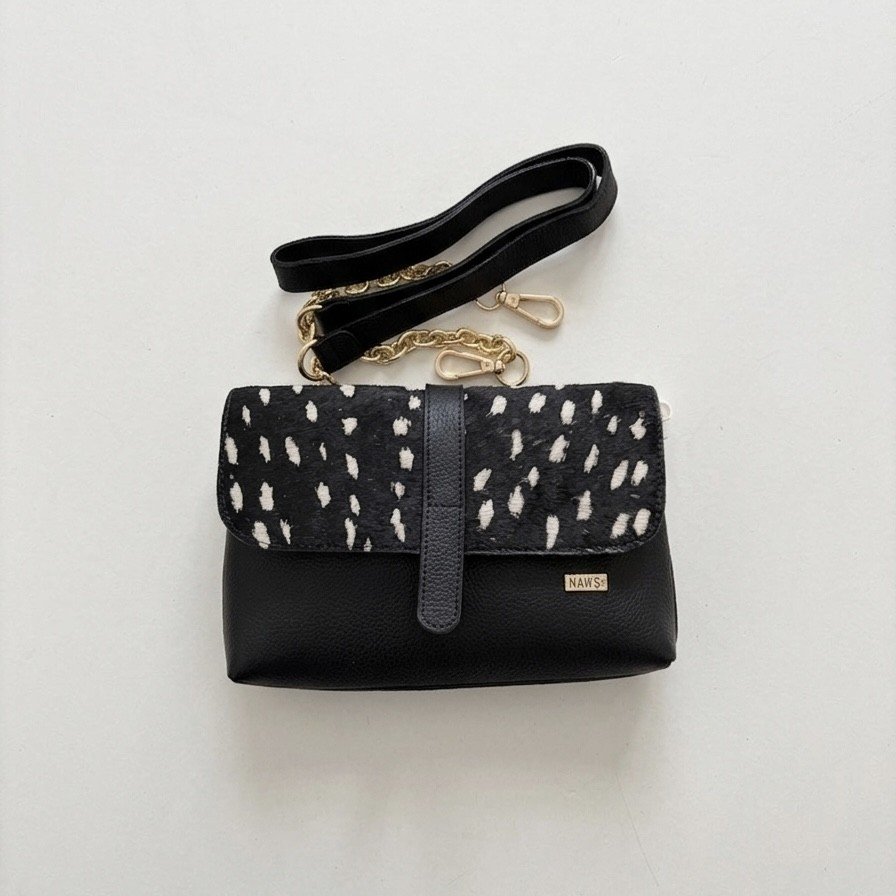 Bolso manos libres negro print bambi en cuero con opción de canguro