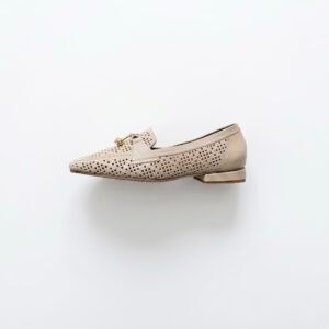 Zapato taupe en cuero con perforado