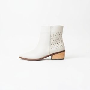 Botines texanos talco en cuero con taches