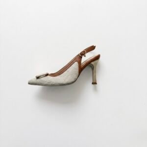 Zapatos talco con miel y hebilla dorada en cuero
