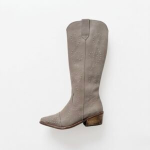 Botas largas arena en cuero con taches