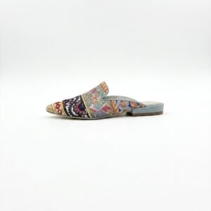 Sueco bordados en textil en cuero