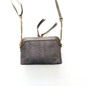 Bolso bronce en cuero tipo folia con cadena