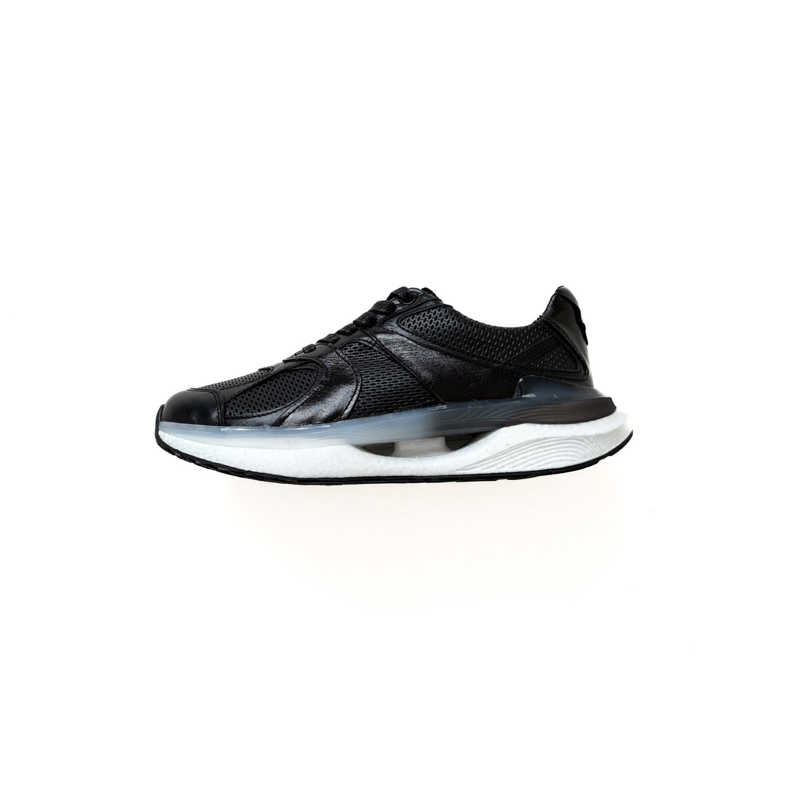 Tenis negros en cuero con suela deportiva