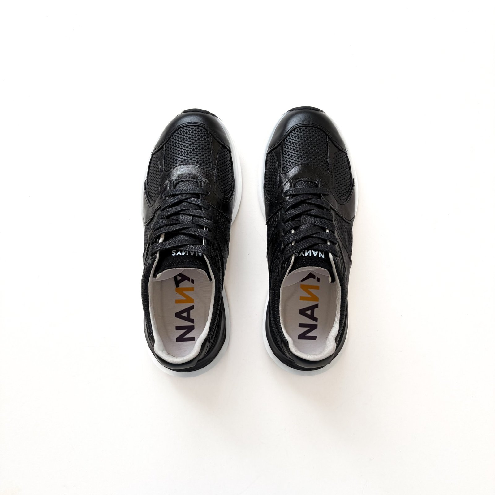 Tenis negros en cuero con suela deportiva - Imagen 3