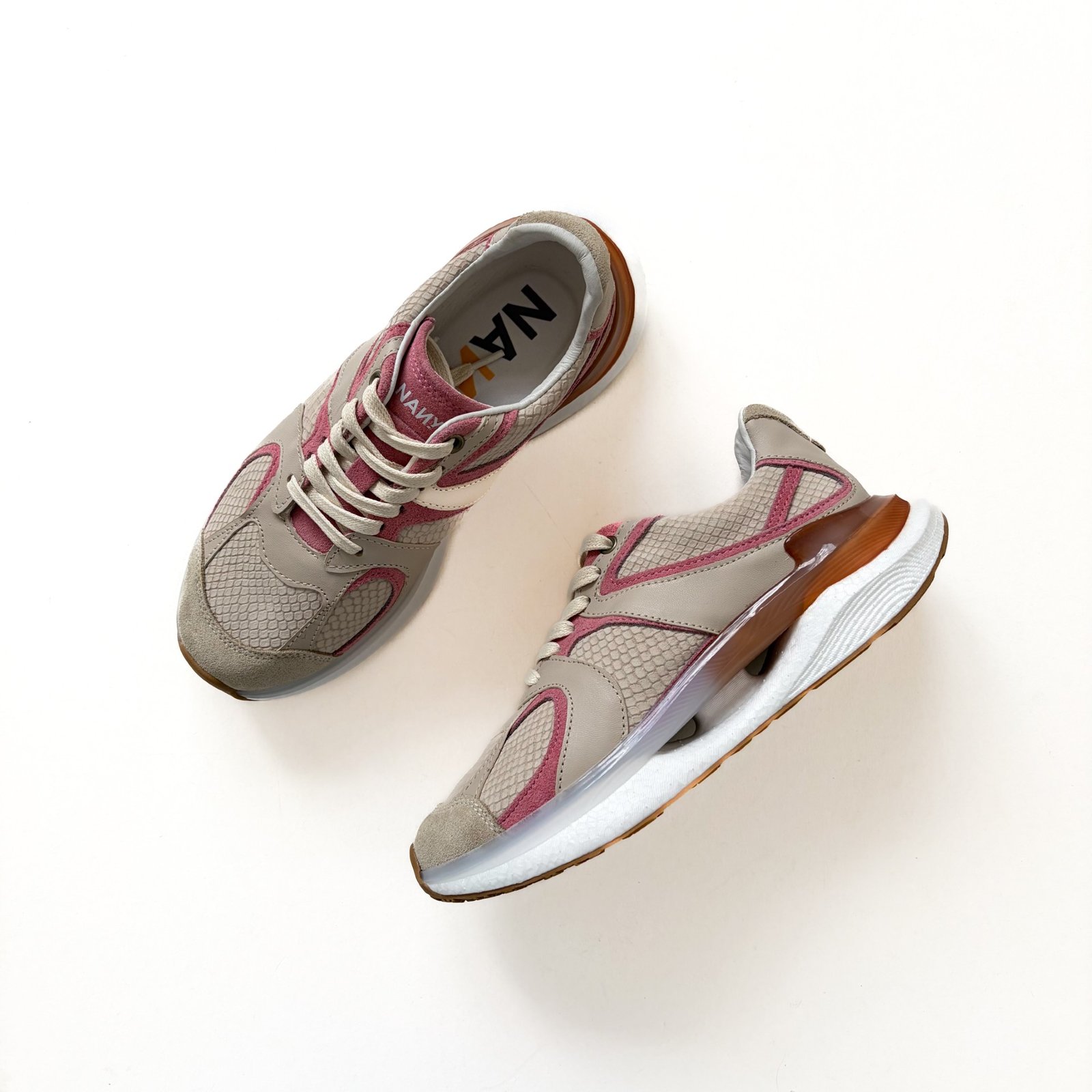 Tenis taupe con rosado en cuero con suela deportiva - Imagen 3
