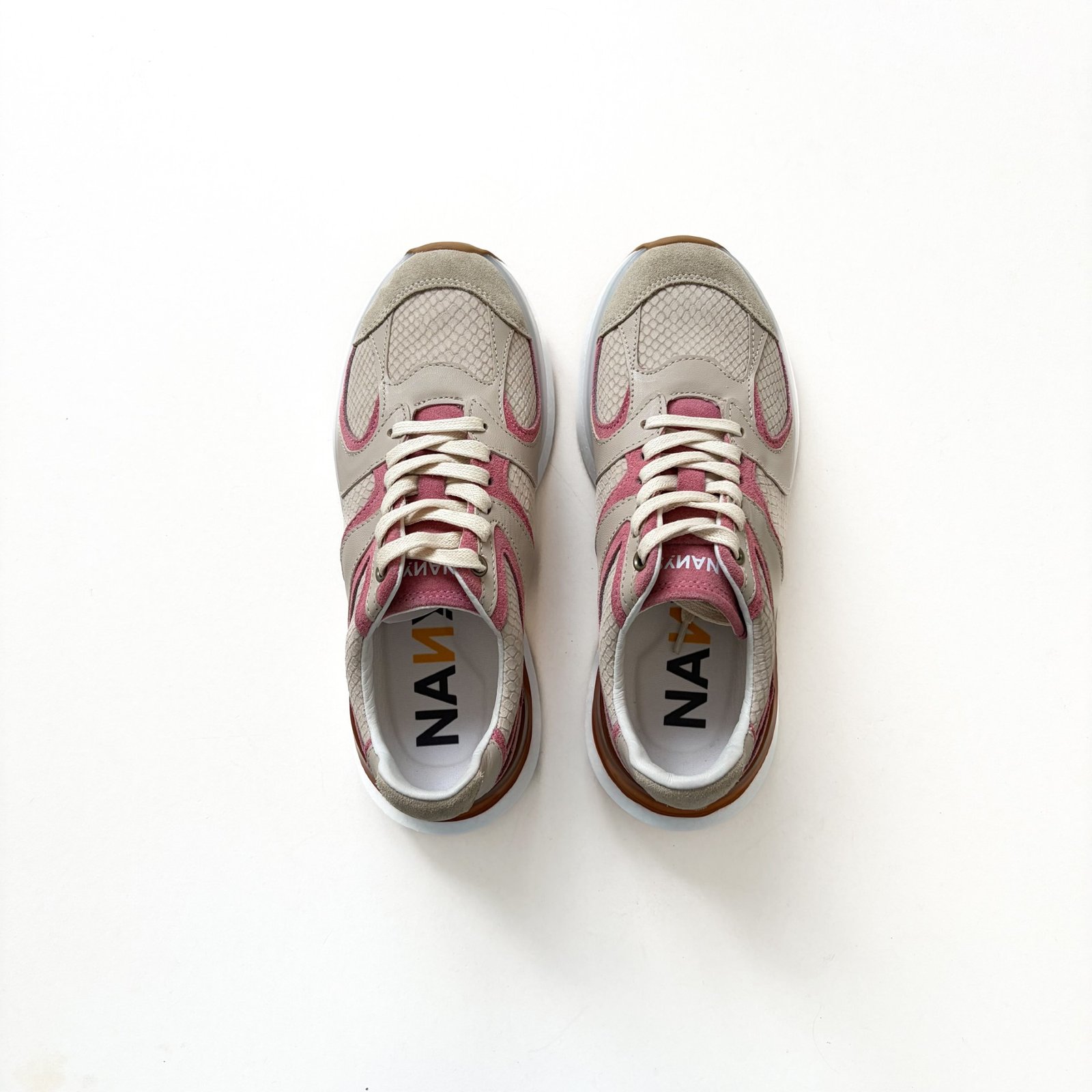 Tenis taupe con rosado en cuero con suela deportiva - Imagen 2