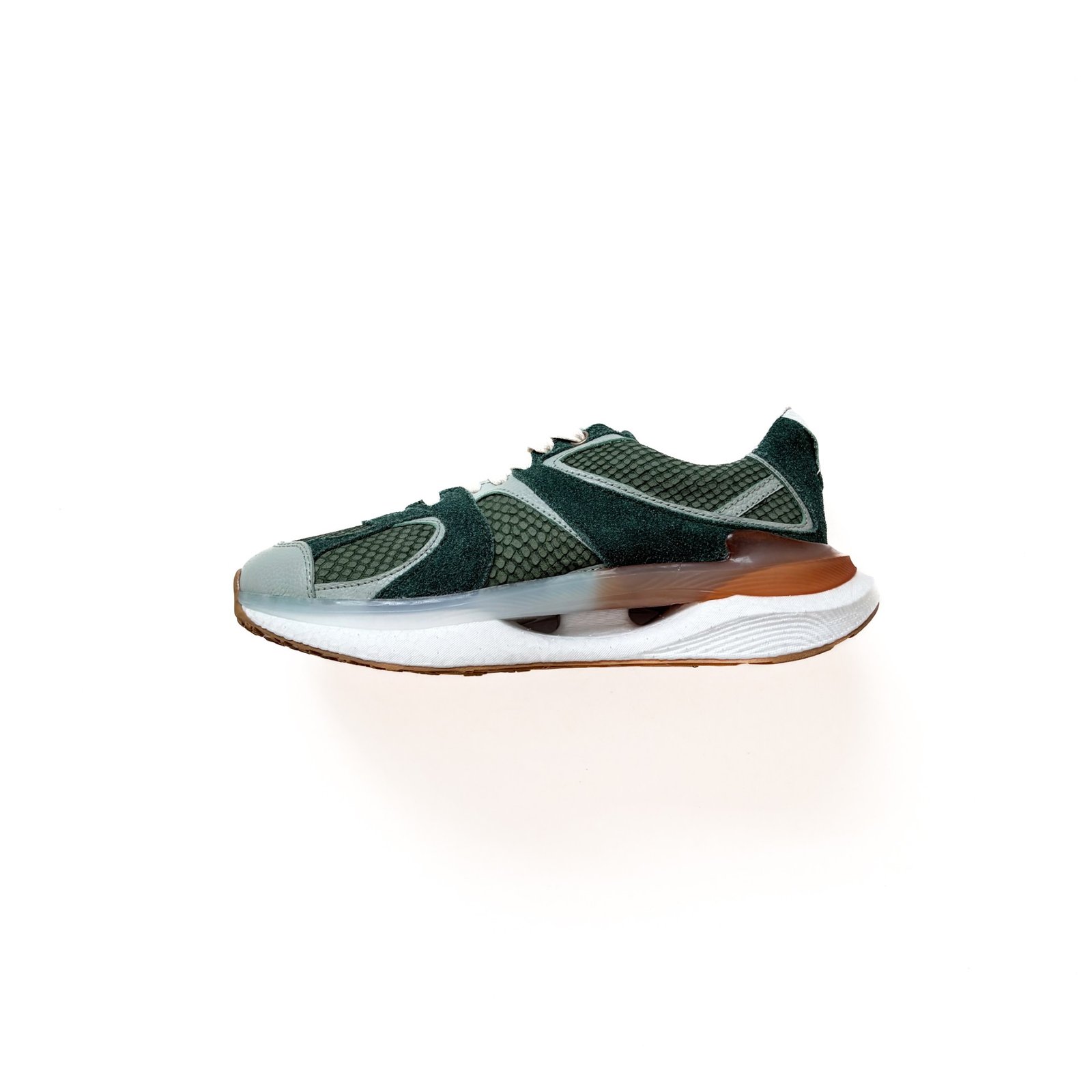 Tenis verdes en cuero con suela deportiva